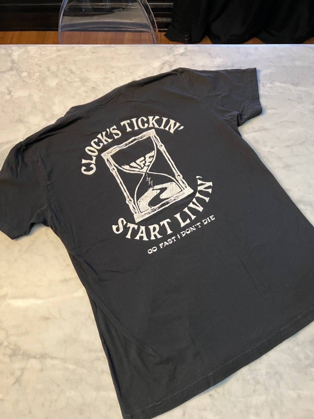 Go fast don’t die. Clocks Tickin start living. Men’s graphic T-shirt. Large.